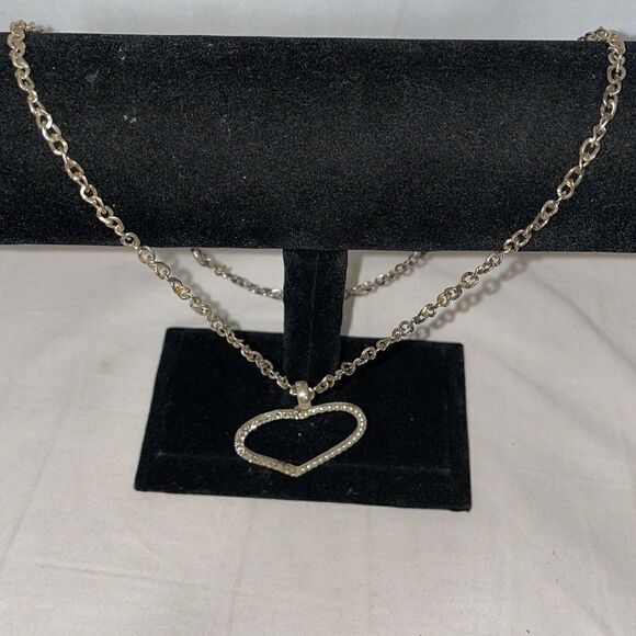 Chain Necklace with a large heart emblem - Picture 2 of 5